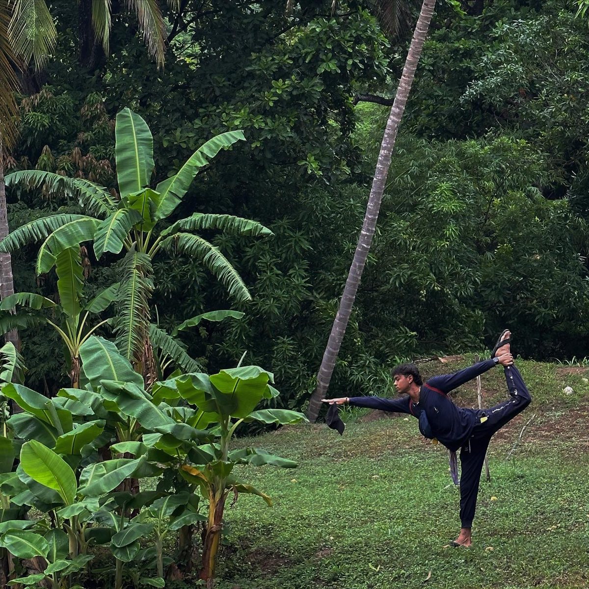 Natarajasana sobre la hierba, entre plataneras y palmeras de la Sierra Nevada
