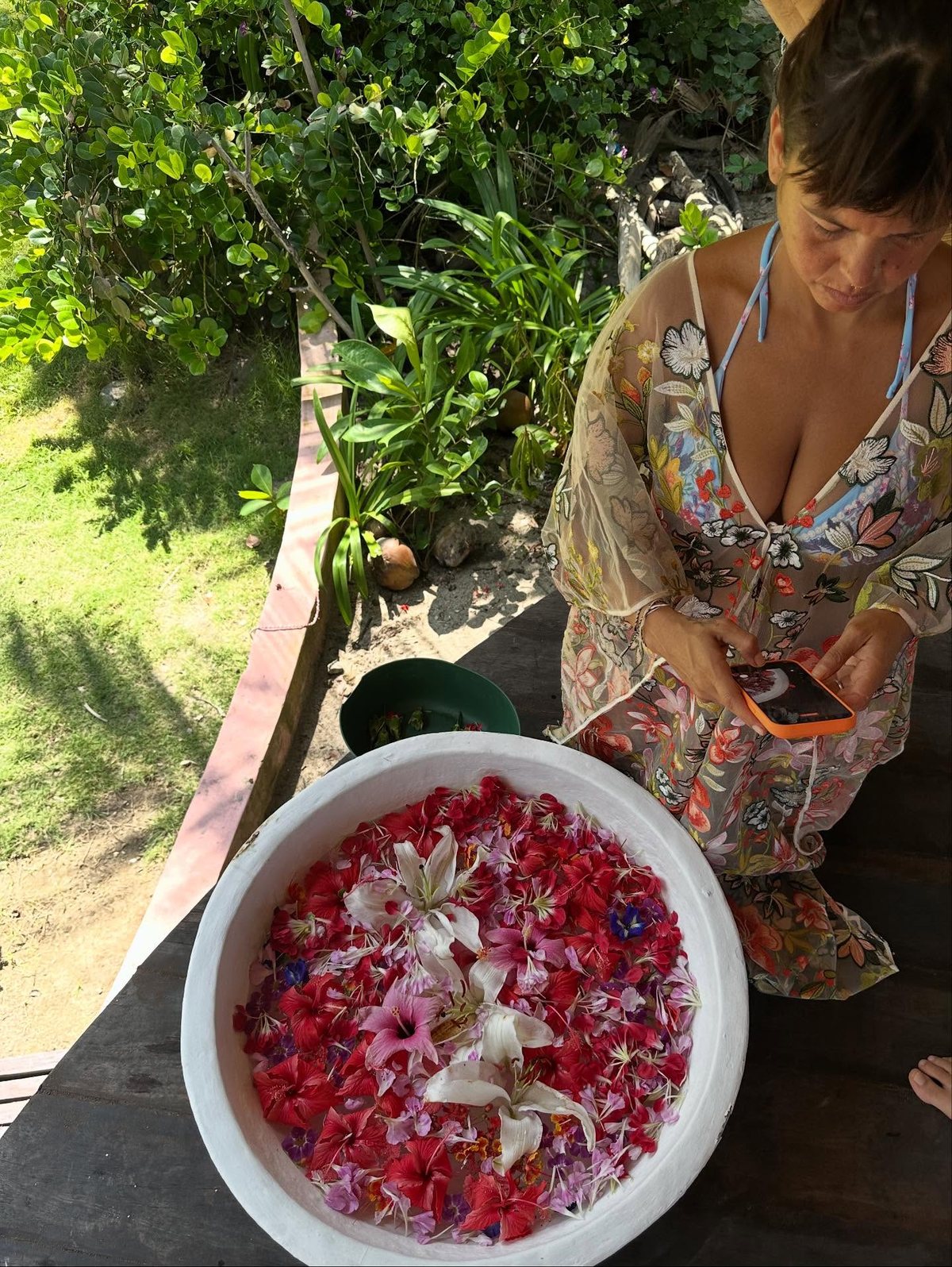 Cuenco con pétalos de flores preparado para una ceremonia