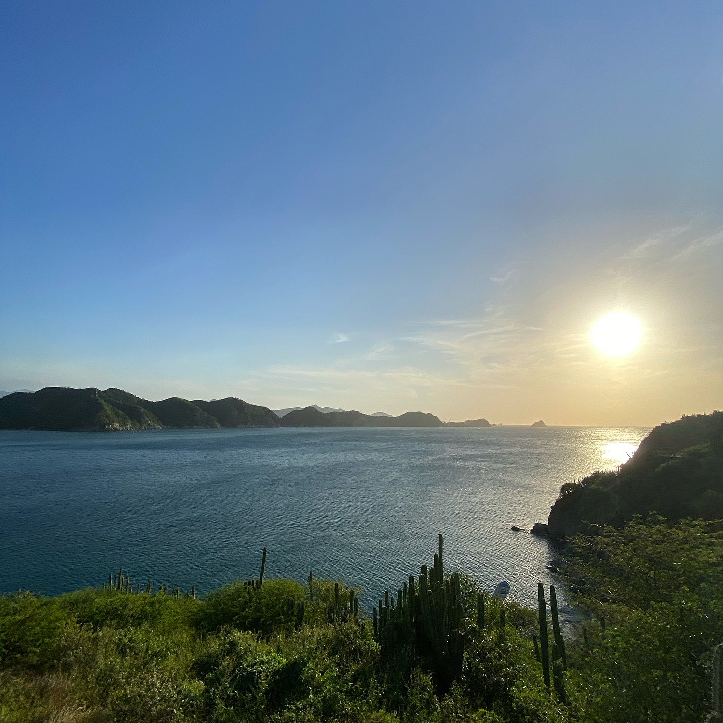 Atardecer sobre el agua desde un mirador de la costa